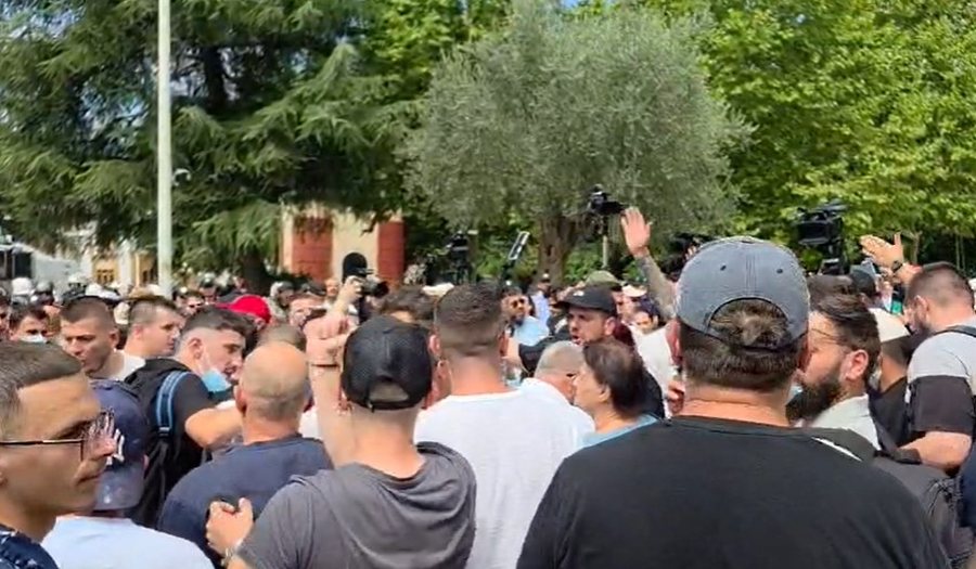 &ldquo;O k**** e vog&euml;l&rdquo;, plas SHERRI mes protestuesve, qytetari