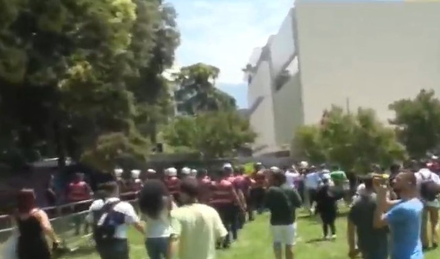 Protestuesit z&euml;n&euml; t&euml; pa p&euml;rgatitur efektiv&euml;t e