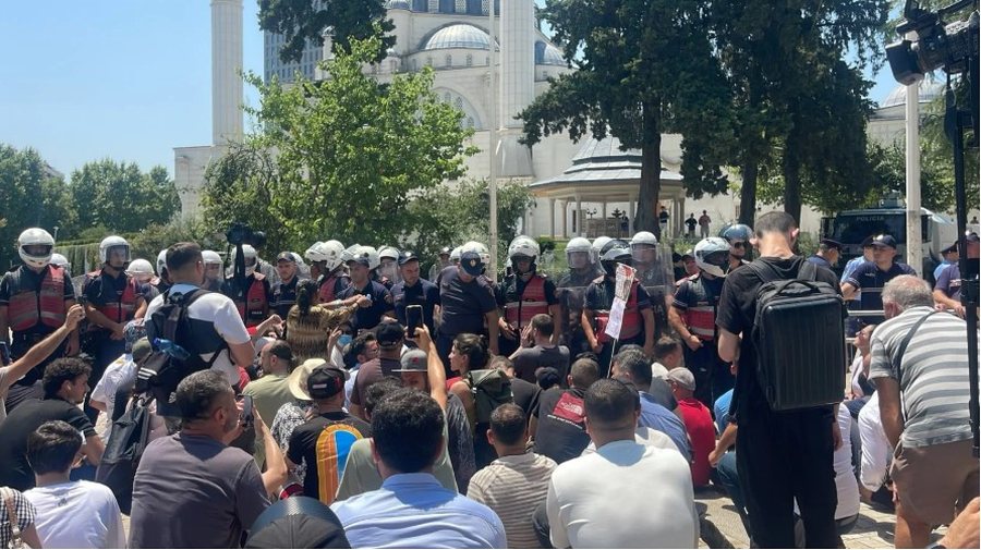 P&euml;rplasjet n&euml; protest&euml;! 3 efektiv&euml; dhe 4 protestues po