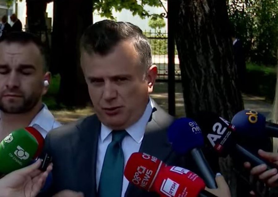 "Tubuesit do ulen n&euml; tavolin&euml; me Ram&euml;n!" E zbulon