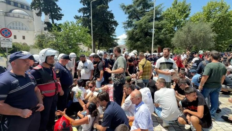 Deputet&euml;t largohen nga Kuvendi, protestuesit nuk heqin dor&euml;! Nj&euml;