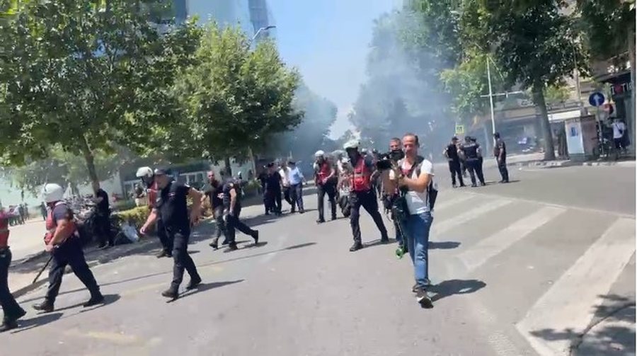 Tensionet para Kuvendit, shoq&euml;rohen n&euml; polici disa persona, mes tyre