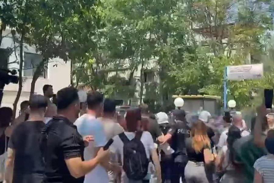 Protestuesit nuk kursejn&euml; as urbanin me qytetar&euml;, p&euml;rs&euml;risin