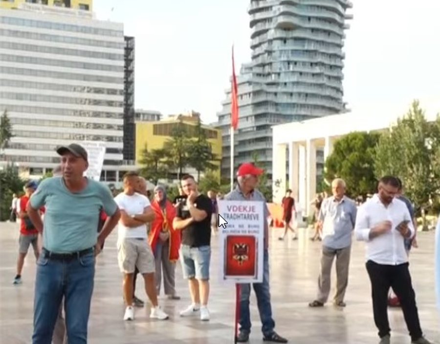 Me pankarta n&euml; duar dhe thirrje kund&euml;r qeveris&euml;, nis protesta e