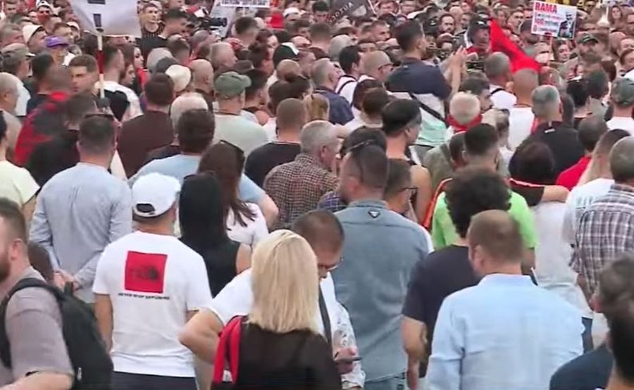 Incident n&euml; protest&euml;, qytetar&euml;t sulmojn&euml; fizikisht