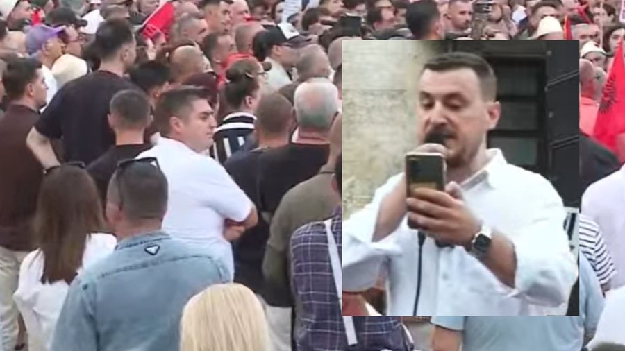 Gazetari lexon deklarat&euml;n e grupit koordinues p&euml;r protest&euml;n: