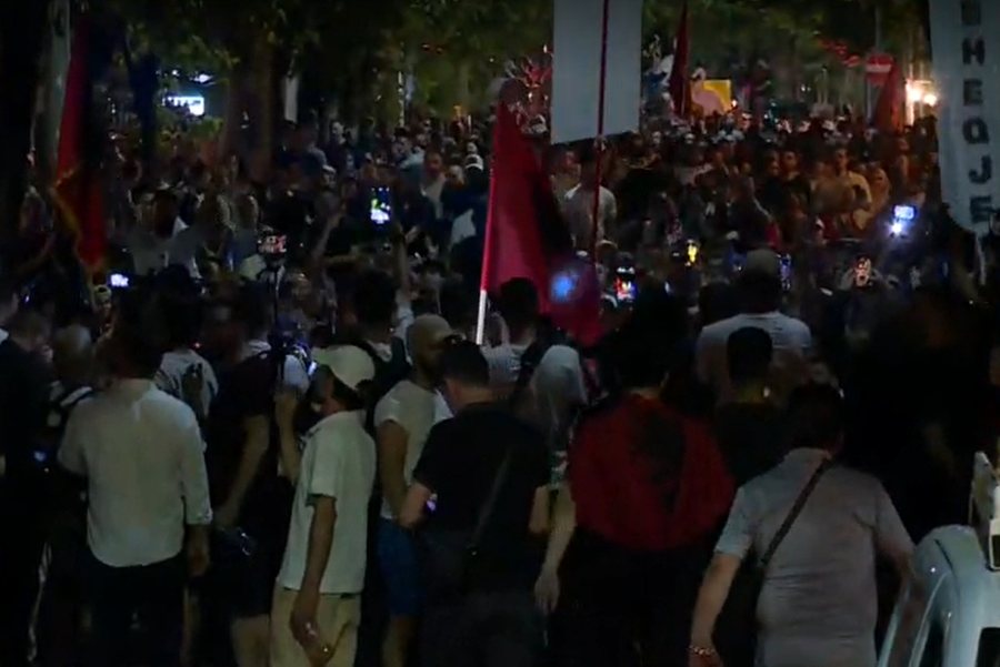 Mij&euml;ra qytetar&euml; v&euml;rshojn&euml; n&euml; rrug&euml;t e Tiran&euml;s