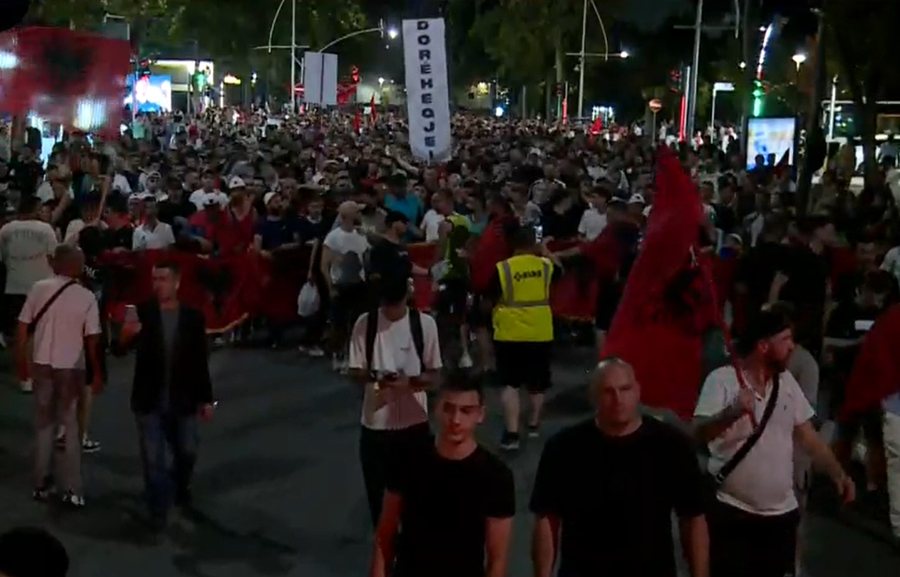 Mij&euml;ra qytetar&euml; v&euml;rshojn&euml; n&euml; rrug&euml;t e Tiran&euml;s