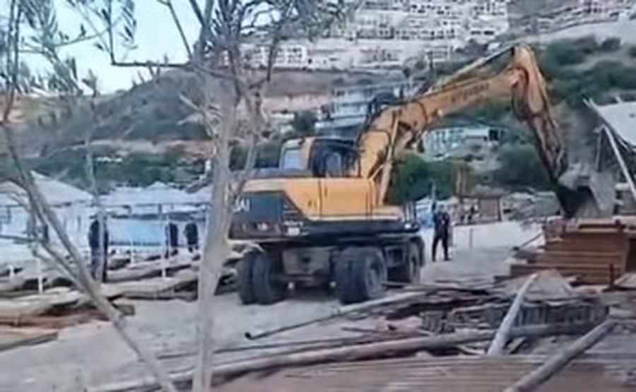 IKMT “zbarkon” në Vlorë, shembet një beach bar pa
