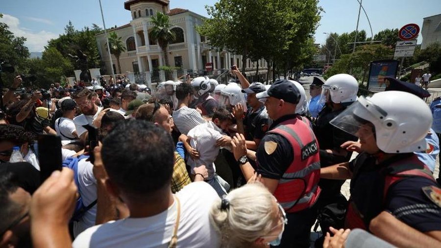 Gazetar&euml; e operator&euml; u sulmuan fizikisht gjat&euml; p&euml;rplasjeve