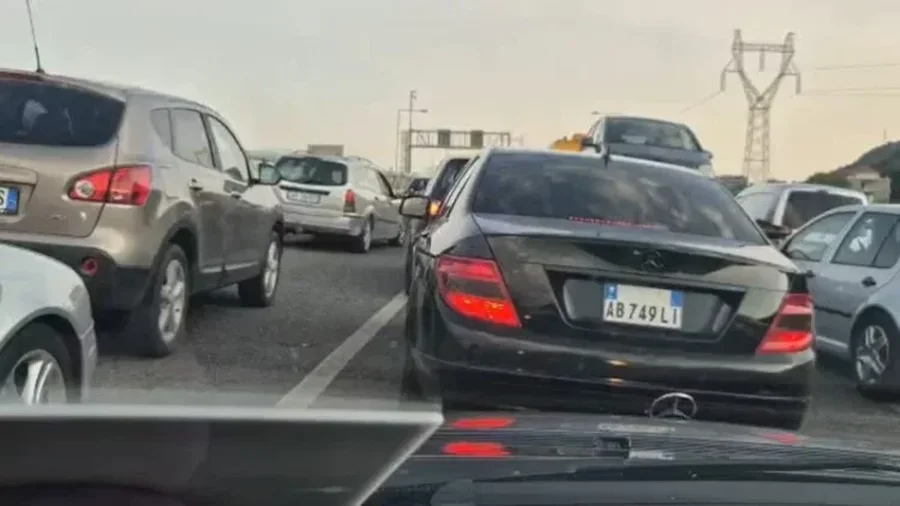 Fluks i lart&euml; drejt juglindjes, trafik i r&euml;nduar n&euml; Elbasan