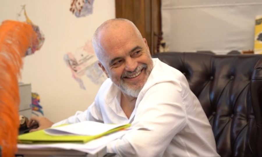 Edi Rama feston sot dit&euml;lindjen e 62-t&euml;!