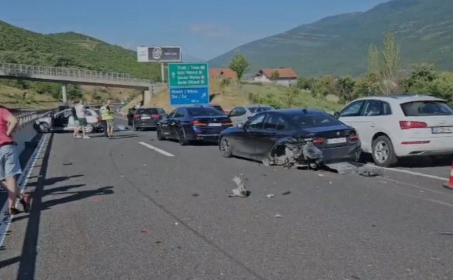 Përplasen 6 makina pranë doganës së Morinës, ishin