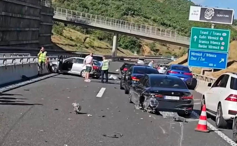 Përplasen 6 makina pranë doganës së Morinës, ishin