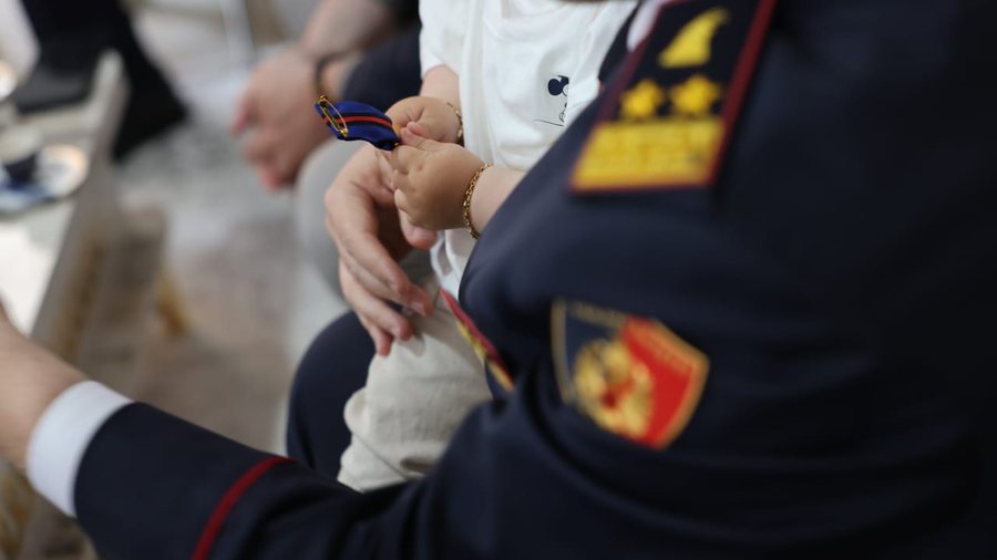 Skënder Hita viziton familjen e Enea Mekollit dhe i dorëzon medaljen e