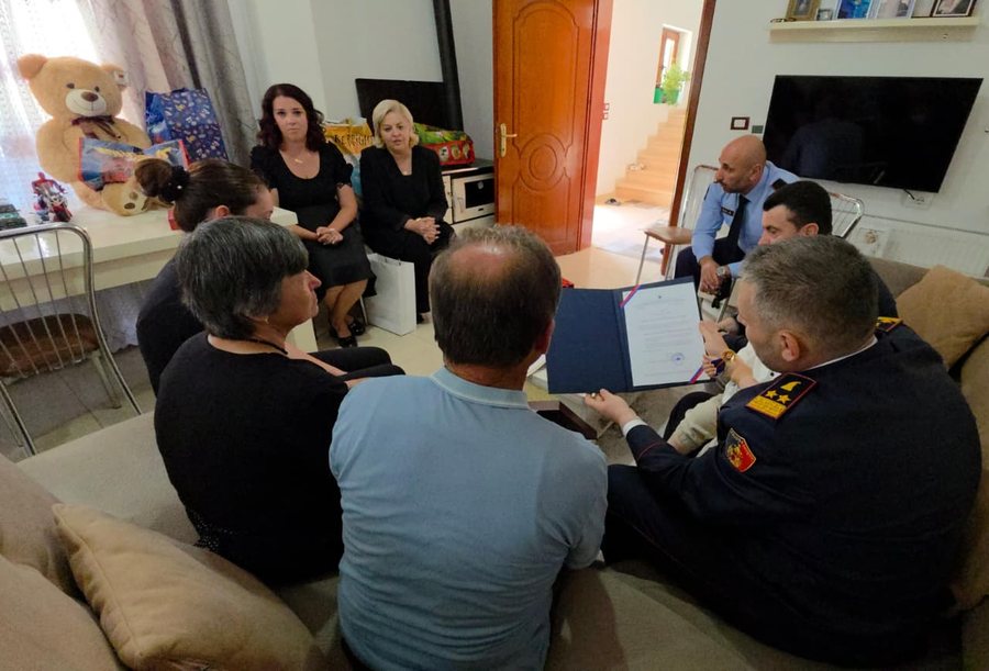 Skënder Hita viziton familjen e Enea Mekollit dhe i dorëzon medaljen e