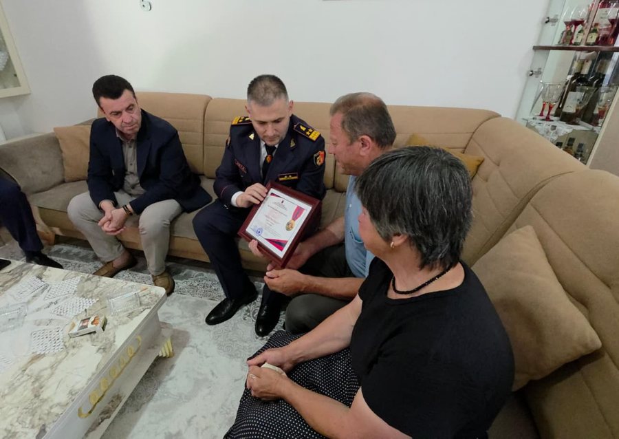 Skënder Hita viziton familjen e Enea Mekollit dhe i dorëzon medaljen e