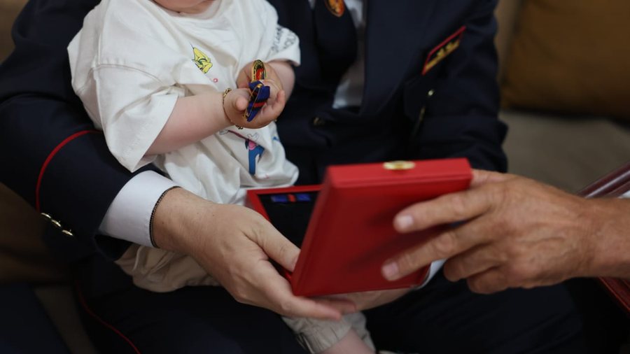 Sk&euml;nder Hita viziton familjen e Enea Mekollit dhe i dor&euml;zon medaljen e