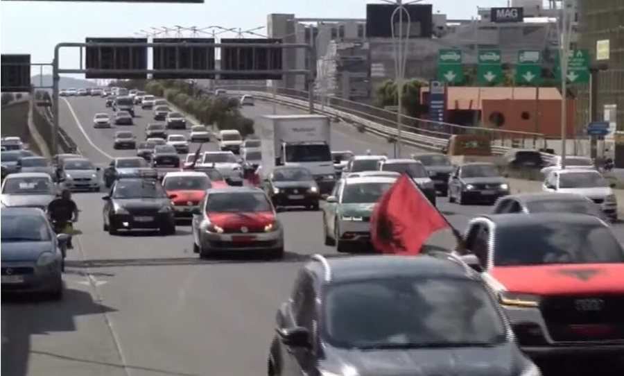 Me flamuj kuq e zi emigrant&euml;t mb&euml;rrin n&euml; Tiran&euml;, ndalesa e