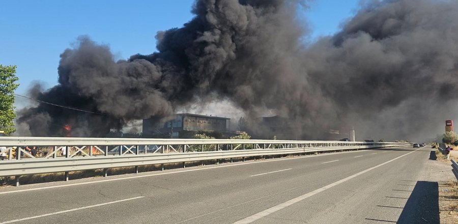 Zjarr i madh n&euml; autostrad&euml;n La&ccedil;-Mamurras, tymi i zi mbulon