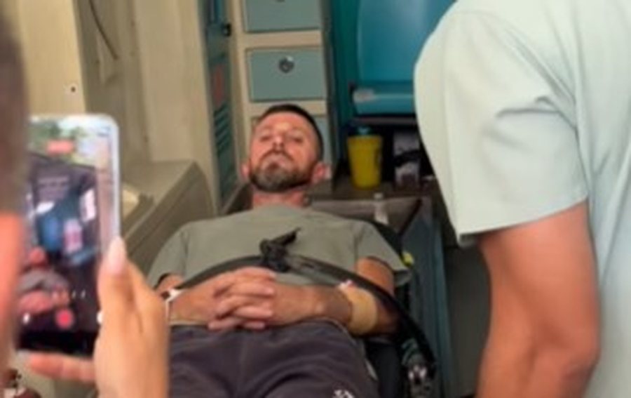 Deputeti nxjerr VIDEON nga ambulanca, protestuesi i arrestuar tregon shenjat e