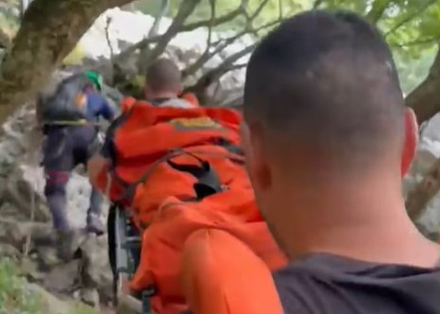 Turistja kanadeze &ldquo;ngre n&euml; k&euml;mb&euml;&rdquo; zjarrfik&euml;sen,