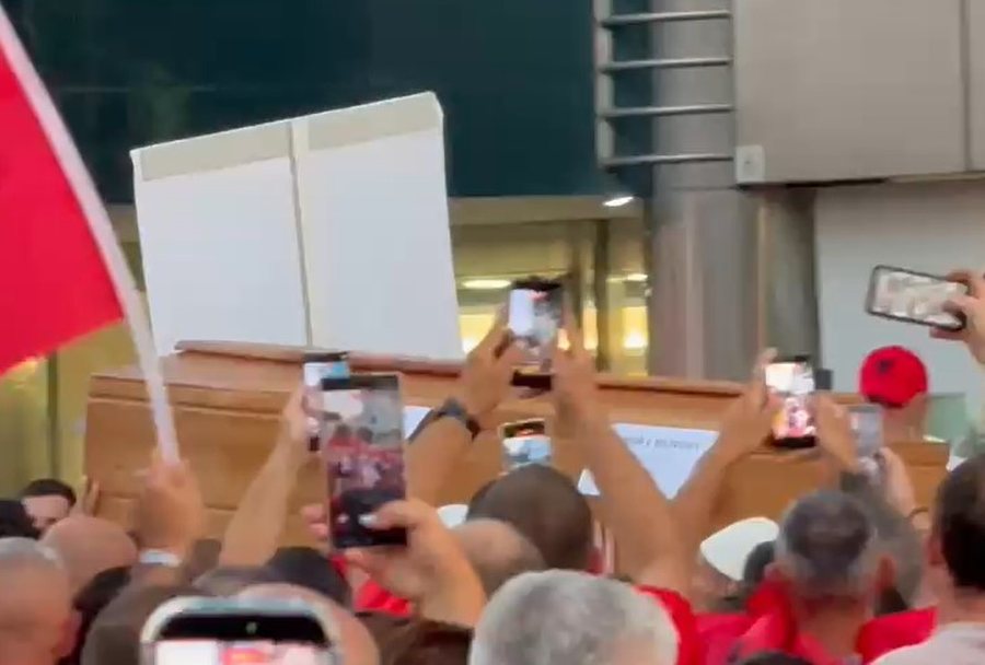 Protestuesit &ccedil;ojn&euml; n&euml; Kryeministri arkivol: &Euml;sht&euml; i