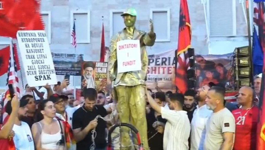 &ldquo;Diktatori i fundit!&rdquo; Pas tort&euml;s dhe arkivolit, protestuesit i