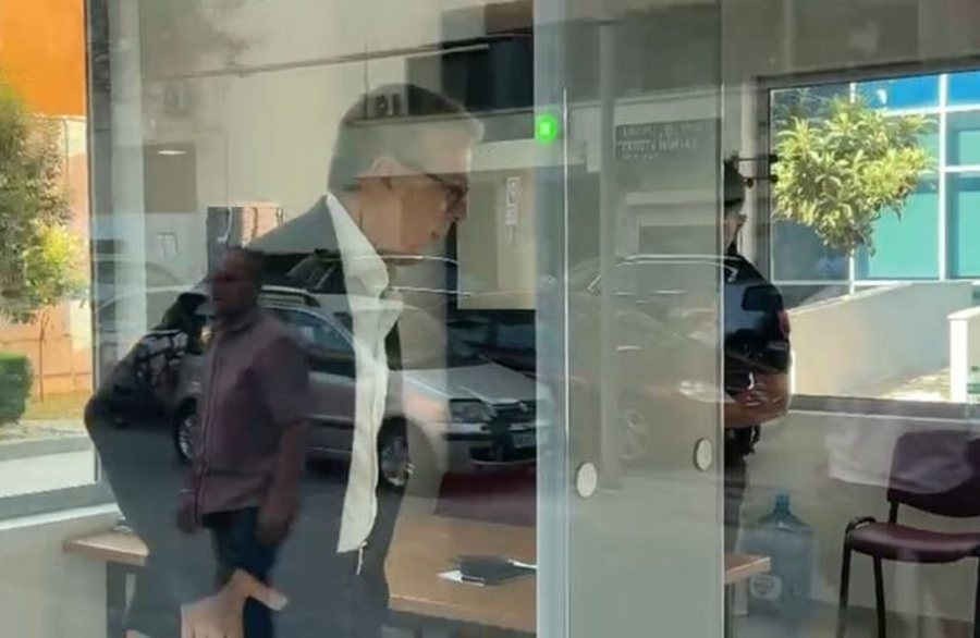 "Nuk mbaj mend t&euml; kem firmosur dokumente!" Ish-zv.kryeministrit