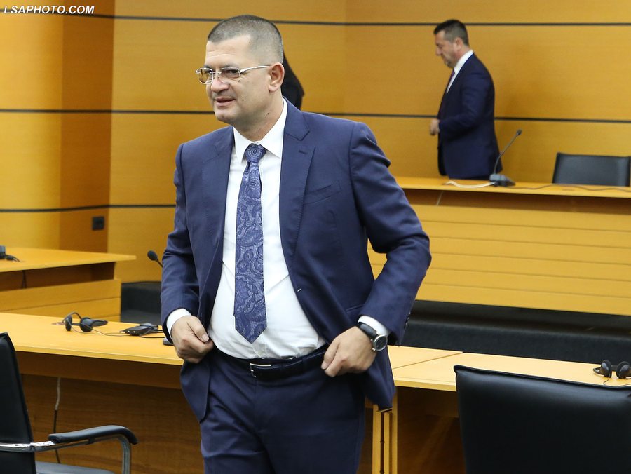 Liroi protestuesit q&euml; shkat&euml;rruan makinat e Policis&euml;,