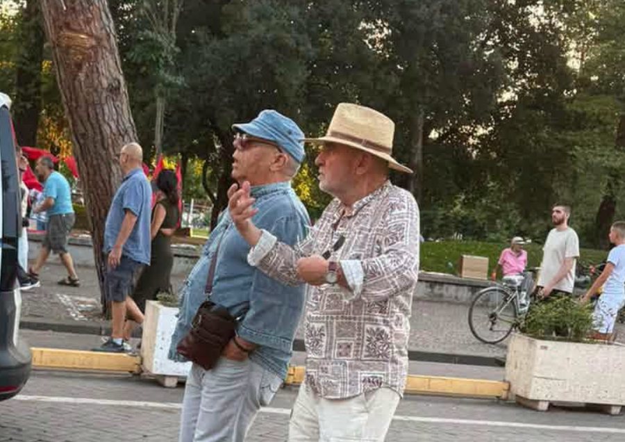 Politikani kosovar nxjerr FOTON e Kim Mehmetit n&euml; protestat e Tiran&euml;s: