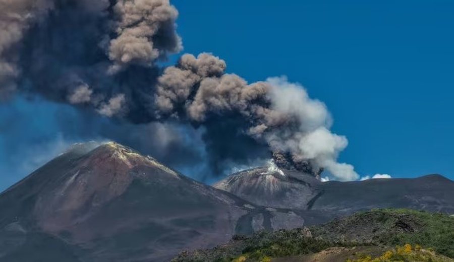 Shp&euml;rthen vullkani Etna, pezullohen fluturimet p&euml;r shkak t&euml; hirit
