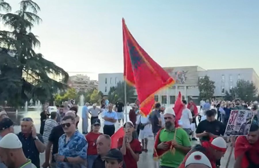 Qytetar&euml;t mblidhen p&euml;r t&euml; 37-t&euml;n dit&euml; radhazi