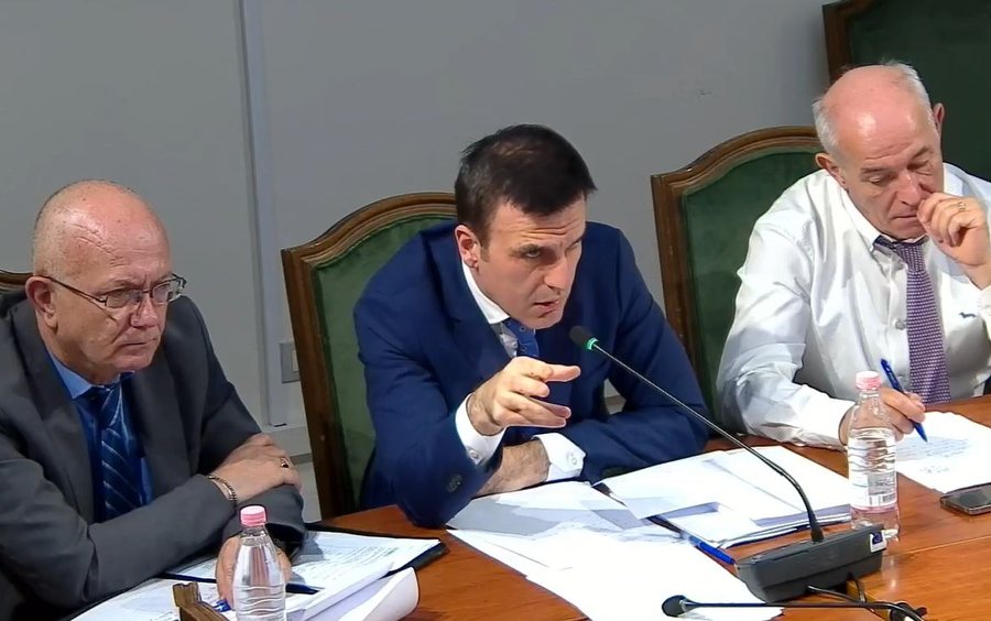 &ldquo;Na sjellin zarfe t&euml; mbyllura dhe firmosim pa e ditur se