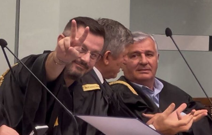 Ish-deputeti socialist ndryshon an&euml;? Plarent Ndreca pozon me dy gishtat
