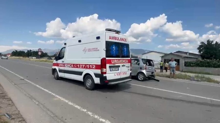 Aksident n&euml; Kor&ccedil;&euml;-Pogradec, p&euml;rplasen tre makina, mbetet i
