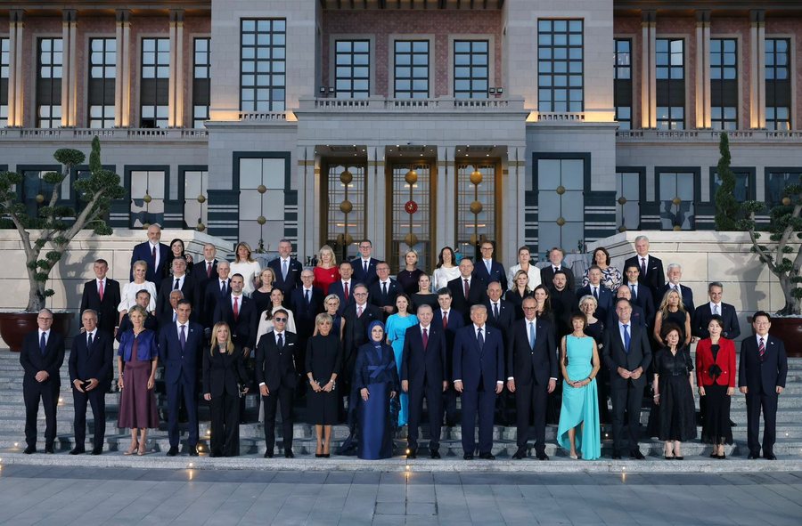 Kryeministri Edi Rama i hedh krahun n&euml; sup gruas s&euml; tij, del FOTOJA