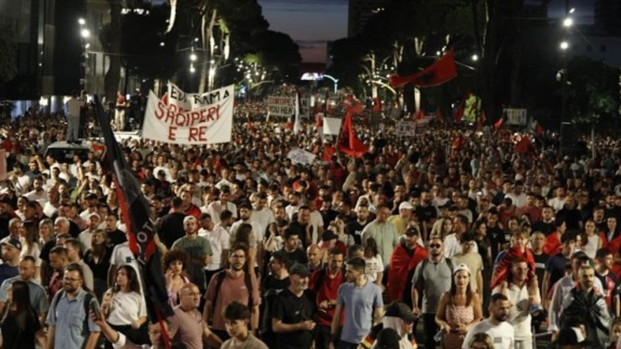 P&euml;rfundojn&euml; fjalimet n&euml; dit&euml;n e 38-t&euml; protest&euml;s,