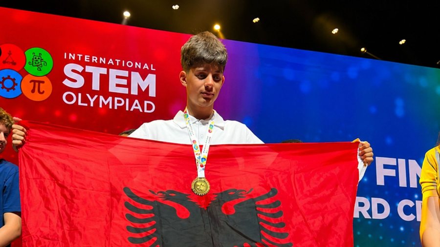 Loris Qosja ngre p&euml;r her&euml; t&euml; dyt&euml; flamurin shqiptar n&euml;