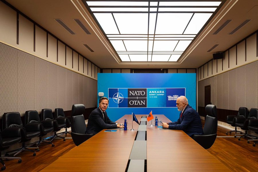 Edi Rama takim &ldquo;kok&euml; m&euml; kok&euml;&rdquo; me Mark Rutte,