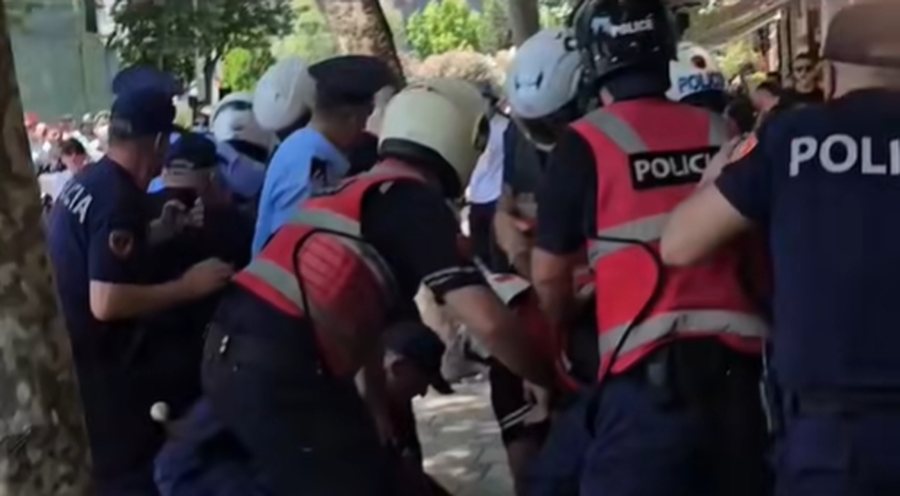 Protestuesit i d&euml;rguan videon e re, Komiteti Shqiptar i Helsinkit i