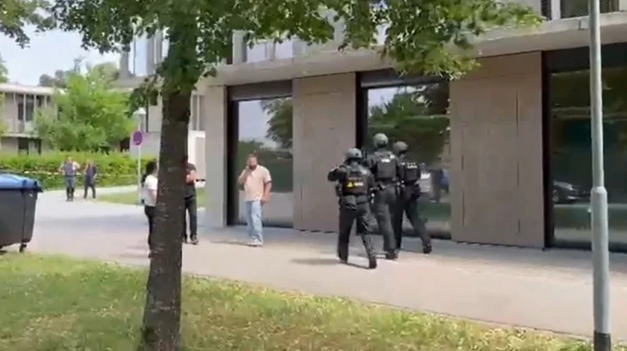 Tronditet Gjermania! Adoleshenti q&euml;llon me thik&euml; dy vajza n&euml;