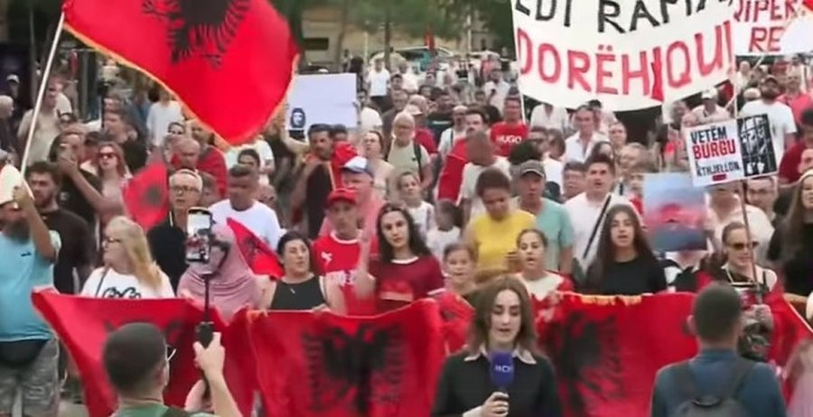 Qytetar&euml;t nuk dor&euml;zohen, mblidhen n&euml; dit&euml;n e 39-t&euml; para