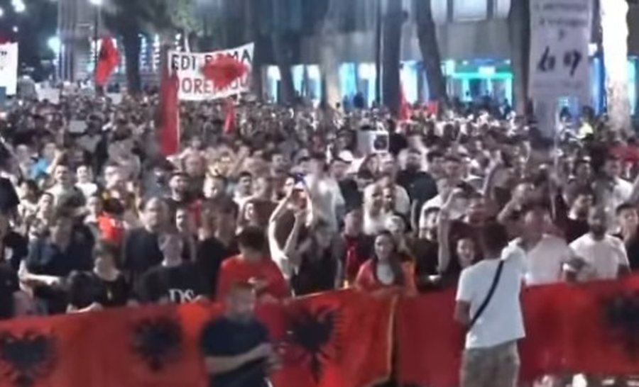 Protestuesit mbyllin fjalimet para Kryeministris&euml;, nisin marshimin