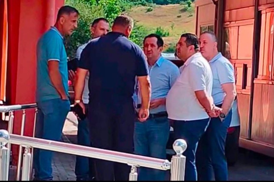 Flasin dy nga zyrtar&euml;t e ndaluar nga Policia n&euml; Qaf&euml; Than&euml;: