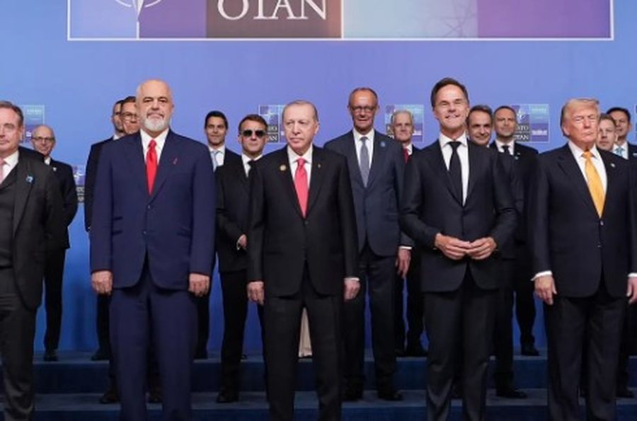 DEL FOTO: Ja si duket pistoleta e personalizuar q&euml; Edi Rama mori