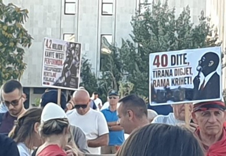 Qytetar&euml;t mblidhen n&euml; sheshin &ldquo;Sk&euml;nderbej&rdquo;, nis