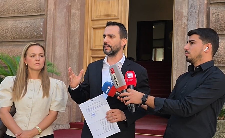 Nj&euml; dit&euml; para koncertit, dor&euml;zohet n&euml; Gjykat&euml;n