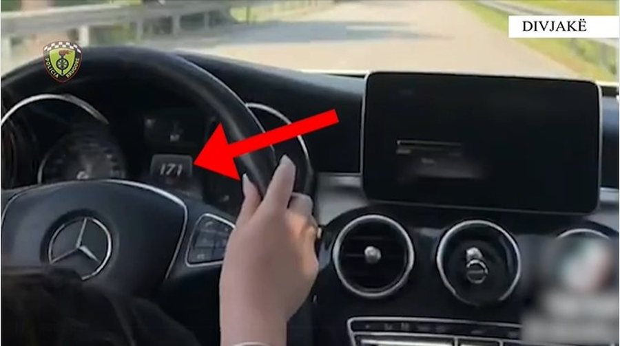 Me 170 km/h n&euml; rrug&euml;n e Divjak&euml;s, shoferja publikon VIDEON