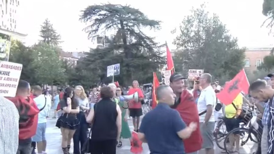Dita e 41-t&euml; e protest&euml;s, qytetar&euml;t k&euml;rkojn&euml;